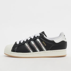 Superstar Korn core black/transl/better scarlet, da adidas Originals, adidas Superstar, em preto, tamanho: 43.333